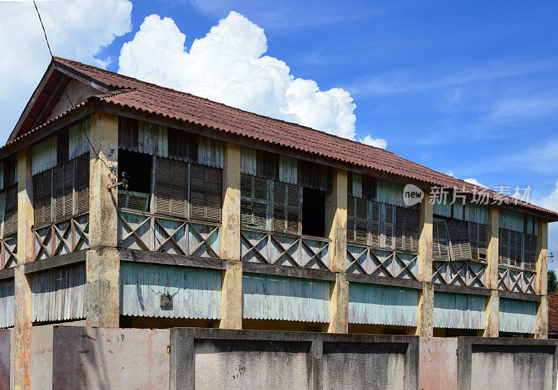 Grand-Bassam -古老的殖民学校建筑，高架建筑，“Quartier France”，象牙海岸/ Côte d' Ivory